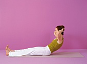 Pilates - Neck Pull: Rückenlage, Hände am Kopf, aufrollen, Step 2
