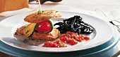Fleisch, Schnitzel-Tomate-Zucchini-Spieß mit schwarzen Nudeln