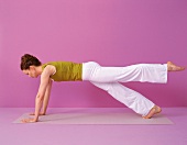 Pilates - Leg Pull Front: Liegestützposition, Bein heben, Step 3
