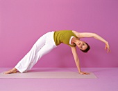 Pilates - Side Bend: Frau auf linken Arm gestützt, Biegung, Step 2