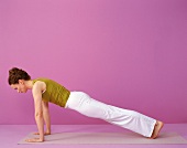 Pilates - Push Up: Frau in Liegestützposition, Step 3