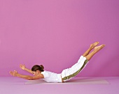 Pilates - Swan Dive: Bauchlage, vorschaukeln, Step 3