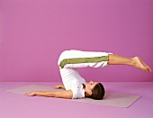 Pilates - Corkscrew: Rückenlage Beine über Kopf ziehen, Step 2