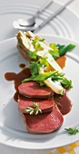 Fleisch, Rinderzunge in Ma- deirasauce mit Artischocken + Salat