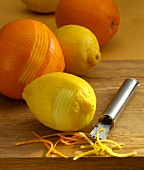 Kräuter und Gewürze, Zitronen- u. Orangenzesten reissen