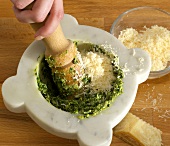 Kräuter und Gewürze, Parmesan u. Pecorino im Mörser, stoßen, Step3