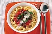 Schnell & Edel, Spaghetti mit Tomaten, Olivenpaste und Parmesan
