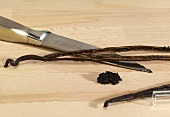 Vanilla beans with vanilla and knife, step 3