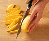 Schnell & Edel, Mango-Parfait: Mango in Spalten schneiden, Step 2