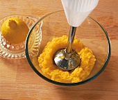 Schnell & Edel, Mango-Parfait: Mango, Zitronensaft pürieren, Step 3