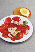 Fleischgerichte, Rinder-Carpaccio mit Chili-Pecorino, Basilikum