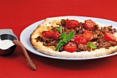 Fleischgerichte, Pizza mit Lammhackfleisch, Tomaten, Minze
