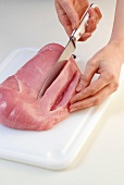 Fleischgerichte, Putenbrust ge -füllt: Fleisch einschneiden, Step 1