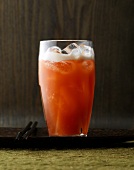Mixschule, Planter's Punsch classic: Rum mit Grenadinesirup, Eis
