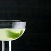 Mixschule, Tommy's Margarita: Tequila mit Limettenschale, grün