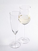 Sommerdrinks, Leeres Sektglas, Weißweinglas mit Weißwein