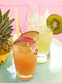 Sommerdrinks, Pfirsichcocktail , Melonencocktail mit Kiwi am Glas