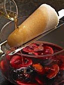Feuerzangenbowle zubereiten: Rum über Zuckerhut gießen
