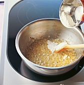 TBN Seafood - Rotbarbenfilet Step 1: Butter Schalotten erhitzen