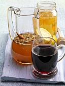 Sommerdrinks, Trauben-Honig- Wein in Karaffe, Schlehenfeuerwasser