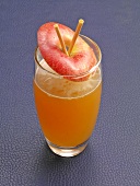 Sommerdrinks, Zimt-Apfel-Coo- ler mit Apfelscheibe im Glas