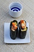 Sushi-Bar, Gunkan-Sushi: Nigiri-Klößchen mit Algenblatt umwickelt