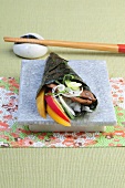 Sushi-Bar, Temaki-Sushi: Gefüllte Norialgen-Tüte, Reis, Gemüse