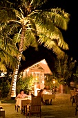 Palmenlichtung, Abendessen, Insel Veliganduhuraa, Malediven