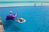 Zwei Kinder in einem Pool, Insel Dhigufinolhu, Malediven