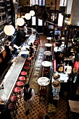 Gäste an Bar und Tischen in Brasserie Anisette in L. A.