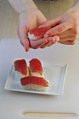 Sushi-Bar, Nigiri-Sushi: Thun- fisch auf geformten Reis, Step 3