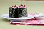 Sushi-Bar, Gunkan-Sushi mit Rote-Bete-Matjes-Tatar