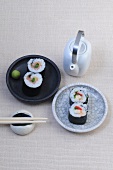 Sushi-Bar, Hoso-Maki mit Lachs , Spargel, Sardinen und Parika