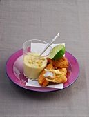 Wok, Fisch-Stäbchen mit Joghurt-Curry-Mango-Chutney