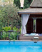 Ruhepavillon im balinesichen Stil an einem Swimmingpool