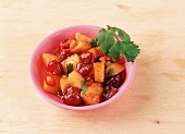 Garen, Pfirsich-Cranberry- Relish mit Chiliringen