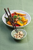 Wok, Gebratenes Gemüse mit Cashewkernen, Essstäbchen