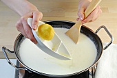 Wok, Paneer: Zitronensaft in kochende Milch rühren, Step 1