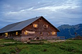 Alm im Allgäu in der Abenddämmerung, Berg, bewölkt