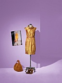 Schneiderpuppe: Seidentaftkleid gold Tasche und Schuhe