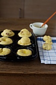50 Muffins, Brioche-Muffins Step 2: Teigkugeln in Form legen