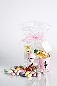 Präsent-Tüte mit Parfum, Puder, Lipgloss, Strass-Spange, Bonbons, bunt