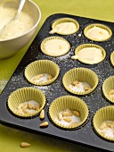 Muffins, Pinienkern-Zitronen- Muffins: Zutaten in Papierförmchen