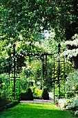 Rosenbögen und Obelisken im prächtigen Garten