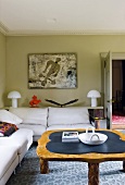 Wohnzimmer, Sitzecke weiß, Couch- tisch, Bild an Wand