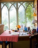 Künstlertisch am Fenster, Blick in Garten, ländlich