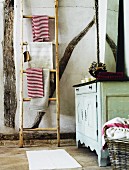 Vintage Badezimmer mit Holzleiter als Handtuchhalter