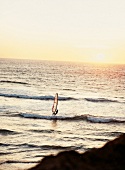 Portugal: Guincho-Strand, Windsurfer im Meer, Sonnenuntergang