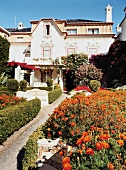 Portugal: Eingang zum Landgasthof La Pérgola, Garten, sommerlich