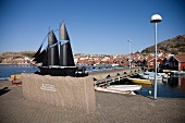 Schweden, Hunnebostrand, Hafen, Boote, Skulptur Segelschiff "Alma".